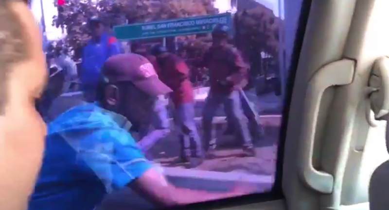 Halka darbe yapma çağrısı yapan Guaido'nun konvoyuna saldırı