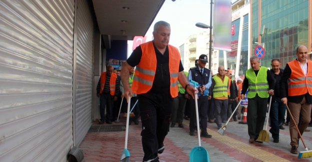 Hatay'da Belediye Başkanı sokakları temizledi