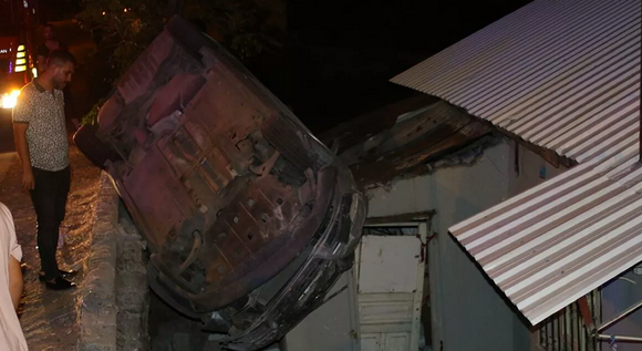 Hatay'da otomobil evin çatısına düştü: 2 yaralı