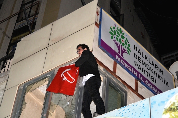 HDP Beyoğlu ilçe binasına polis baskını!
