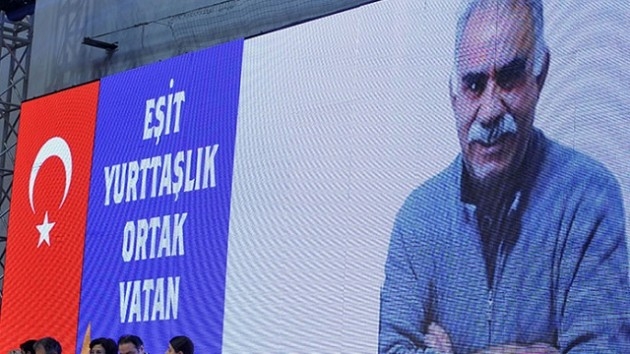 HDP Kongresinde Türk bayrağı ve Öcalan posteri!