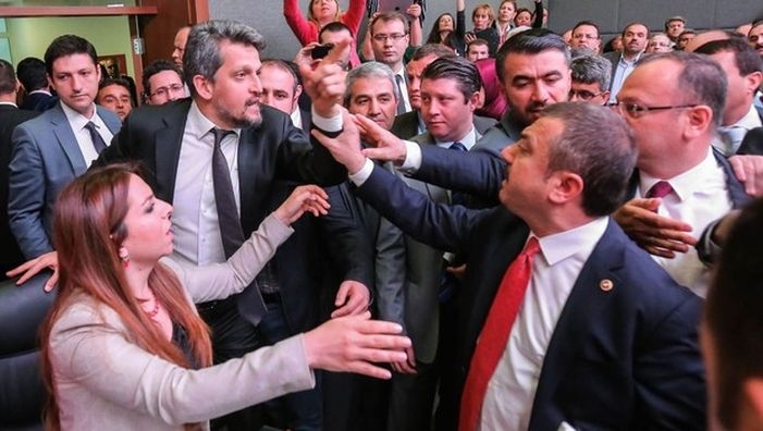 HDP salonu terketti, dokunulmazlık teklifi kabul edildi