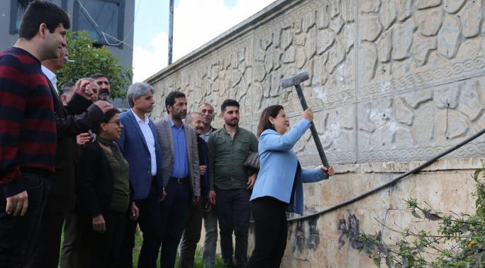 HDP'li başkan, kayyımın belediyeye ördürdüğü duvarı yıktı, 2 milyon harcanan oda kullanılmayacak