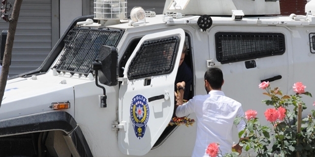HDP'liler Hakkari'de polisle bayramlaştı!