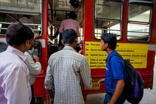 Hindistan cinsel saldırıları engellemek için otobüslere panik butonu yerleştirecek!