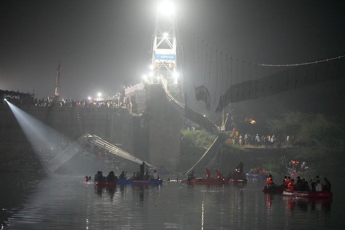 Hindistan'da asma köprü çöktü: 141 ölü 