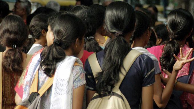 Hindistan'da ayinde kız çocukları çıplak gezdirildi
