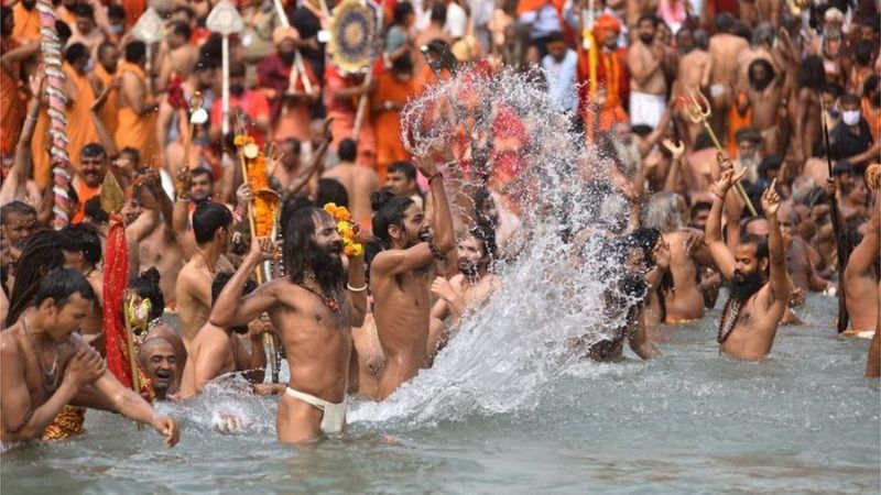 Hindistan'da Covid-19'a rağmen, milyonlarca insan nehirde yıkandı