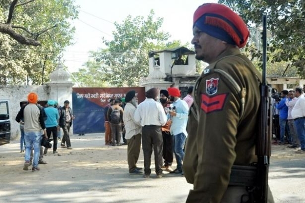 Hindistan'da hapishaneden 5 kişi kaçırıldı