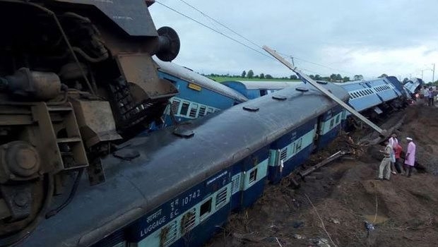Hindistan'da tren kazası! 27 ölü...