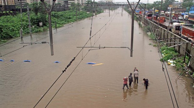 Hindistan'da yağmurdan hayatını kaybedenlerin sayısı 140'a yükseldi