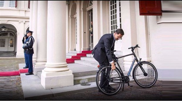 Hollanda Başbakanı Kral ile görüşmeye bisikletle gitti
