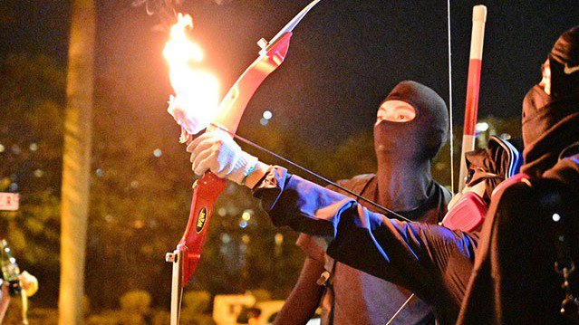 Hong Kong’da eylemciler polise ateşli ok fırlattı