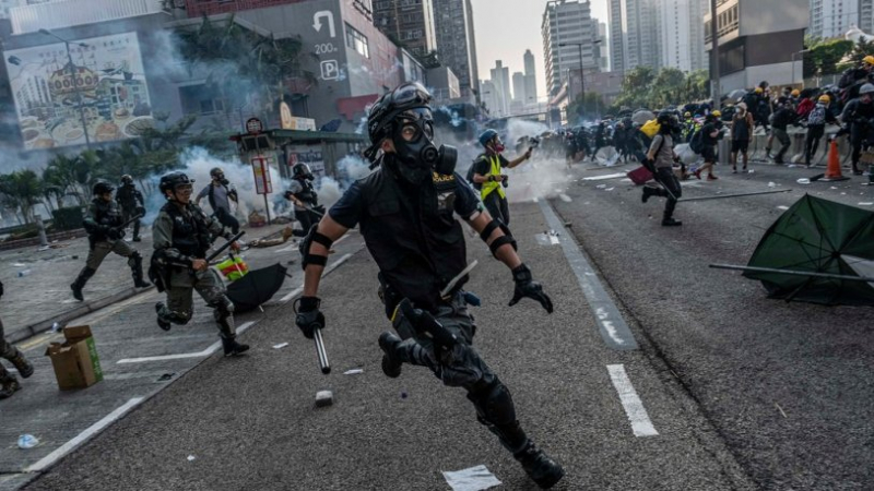 Hong Kong'da polis bir eylemciyi vurdu