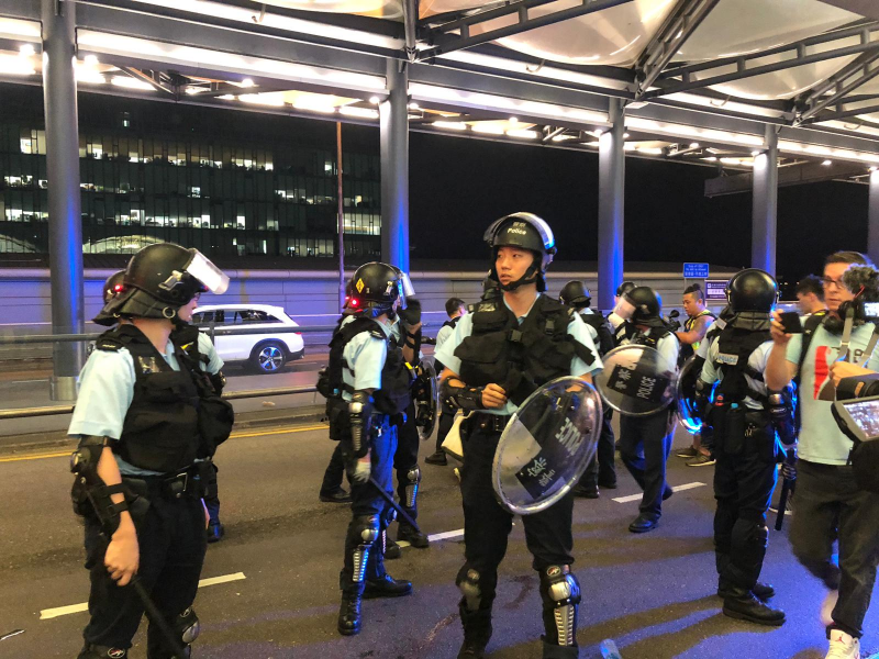 Hong Kong’da protestolar sürüyor: Polisten işgalin sürdüğü havalimanına 'ziyaret'