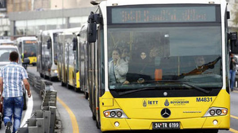 İBB, metrobüs duraklarında yaşanan yoğunluk nedeniyle özür diledi