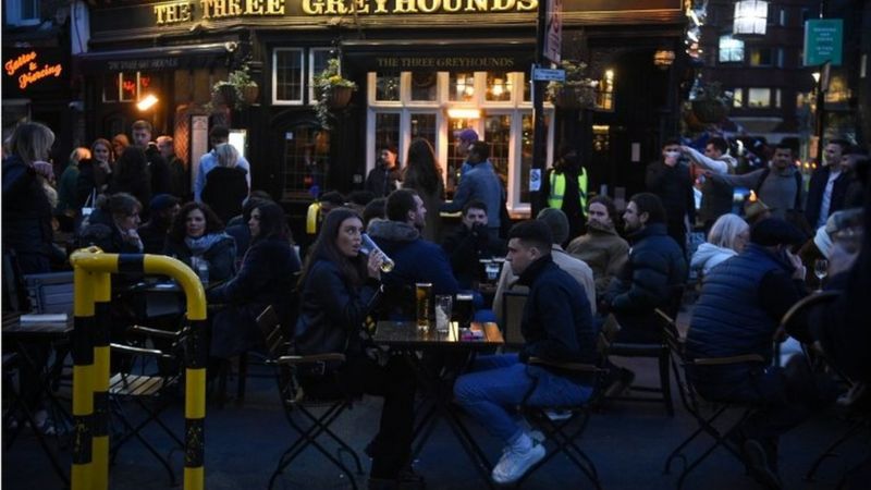 İngiltere'de normalleşme: Kafe, restoran ve barların iç mekanlarına da müşteri kabul edilecek
