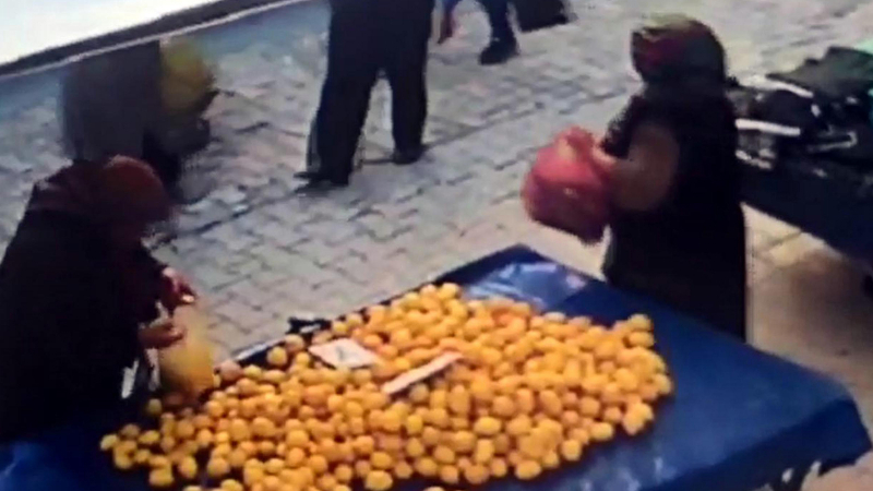 İki kadın pazardan limon çaldı