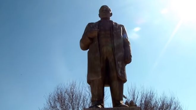 İmamlar para toplayıp Lenin heykelini restore etti