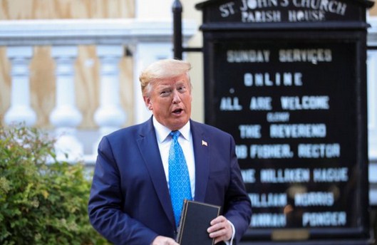 İncil'i aksesuar, kiliseyi dekor yapan Trump'a dini liderlerden tepki