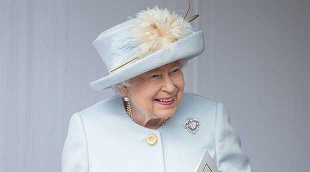 İngiltere Kraliçesi yeni kıyafetlerinde gerçek kürk kullanmayacak