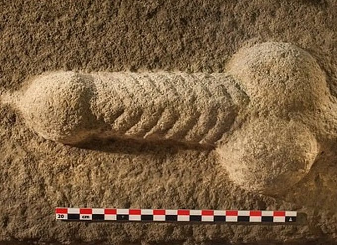 İngiltere'de 2 bin yıllık penis heykeli bulundu