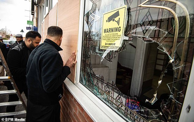 İngiltere'de 4 camiye balyozlu saldırı