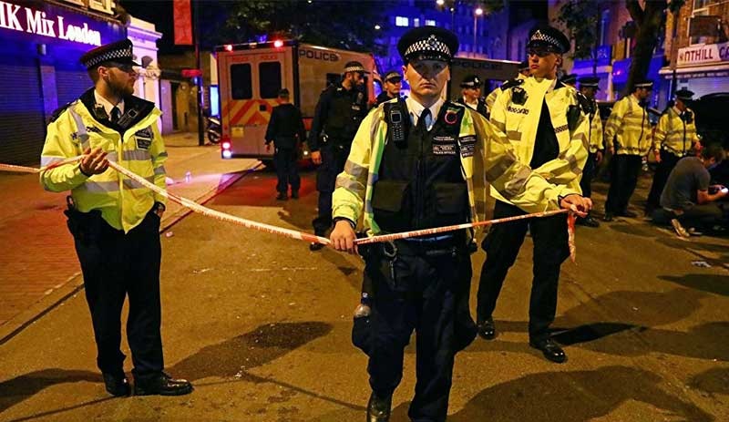 İngiltere'de bir kişiyi bıçaklayan saldırganlar camiye saklandı