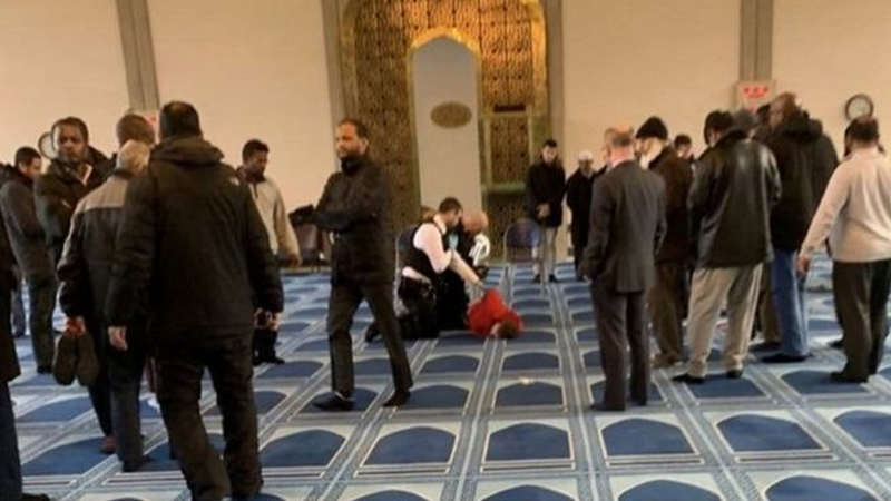 İngiltere'de camiye saldırı; namaz kılan bir kişi bıçaklandı