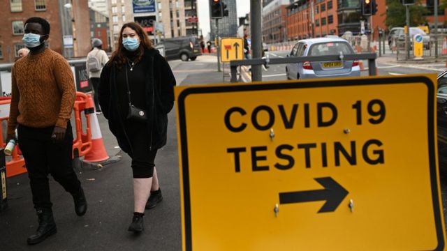 İngiltere'de koronavirüs testi pozitif çıkana 500 sterlin ödenecek