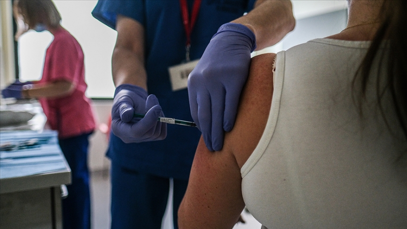 İngiltere'de Oxford-AstraZeneca aşısı olan 7 kişi hayatını kaybetti