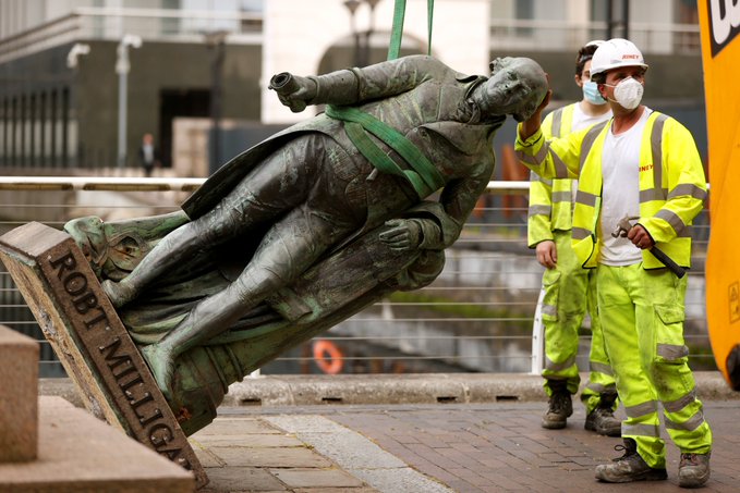 İngiltere'de saldırının ardından köle tüccarlarının heykelleri kaldırıldı