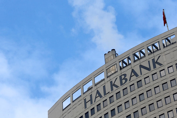 İnternet sitesinden ucuz dolar satılan Halkbank’ın yöneticilerine takipsizlik