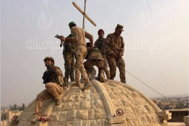 Irak ordusu IŞİD'den kurtarılan kilisenin haçını yeniden taktı