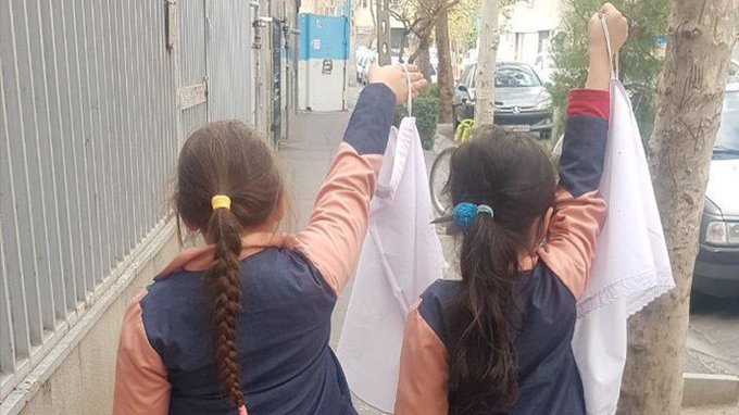 İran'da 'Beyaz Çarşambalar' okullara da yayıldı; öğrenciler başlarını açtı