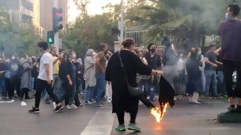 İran'da öğrenciler ve çalışanlar birbirine girdi; polis biber gazı attı