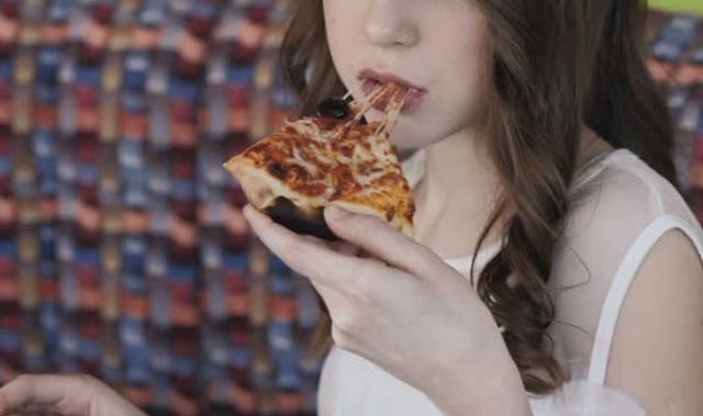 İran'da 'pizza yiyen kadın' görüntüsü yasaklandı