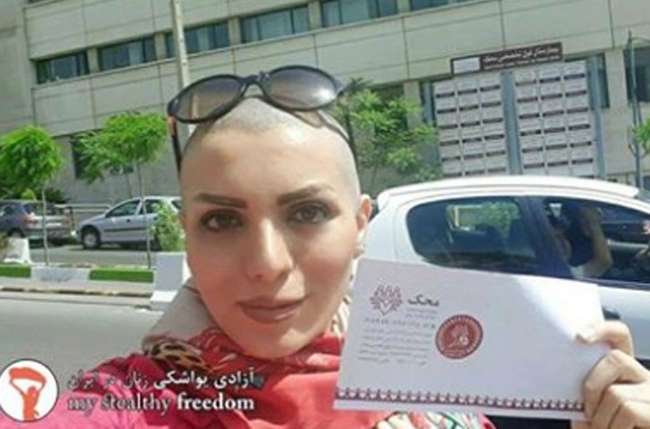 İranlı kadınlardan başörtü protestosu: Saçlarını kazıyorlar!