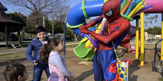 İş bulamayan mühendis örümcek adam kostümüyle balon satıyor
