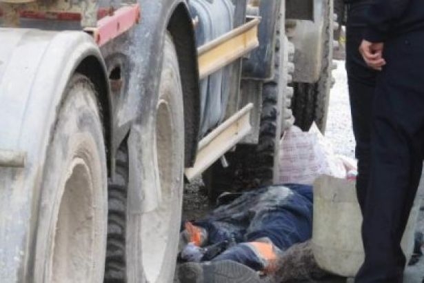 İşçi, beton mikserinin altında kalarak hayatını kaybetti!