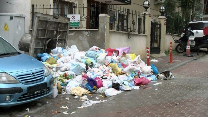 İşçiler grevde: Maltepe sokaklarında oluşan çöp yığınları tepki gördü