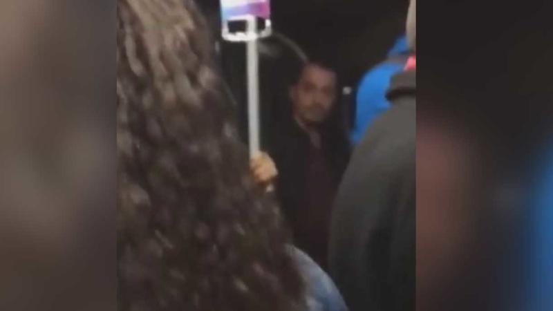 Metrobüste İki Gencin Öpüşmesi Üzerine Tartışma Çıktı