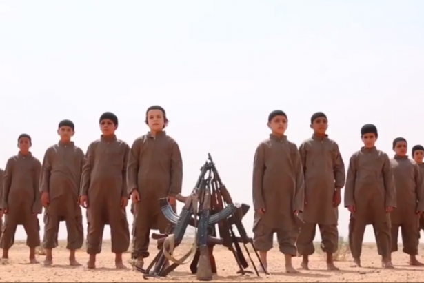 IŞİD, çocuk militanlarını sergiledi!