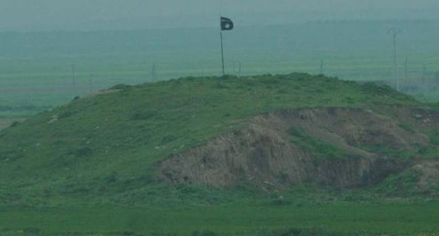 IŞİD Türkiye sınırına bayrak dikti!