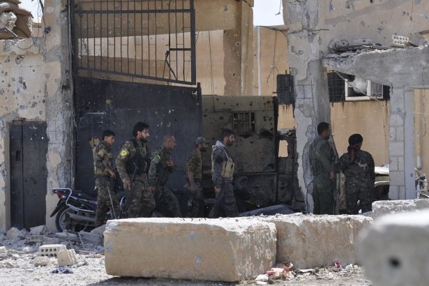IŞİD'den canlı bomba saldırısı! 15 YPG üyesi öldü...