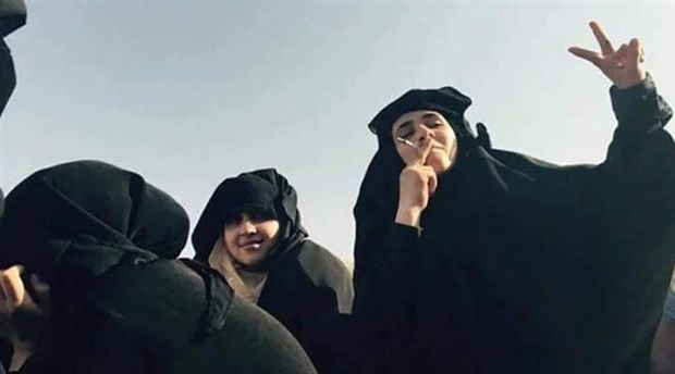 IŞİD'den kurtulan kadınlar sigara içip kara çarşaf yaktı!