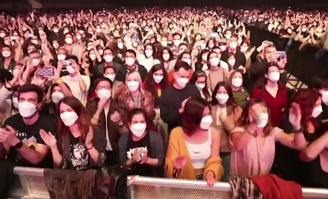 İspanya'da deney: 5 bin kişi sosyal mesafesiz konsere katıldı