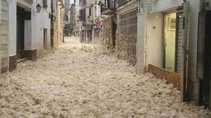 İspanya'da deniz içinde bulunan planktonlar köpürerek sahil kentinin sokaklarını kapladı