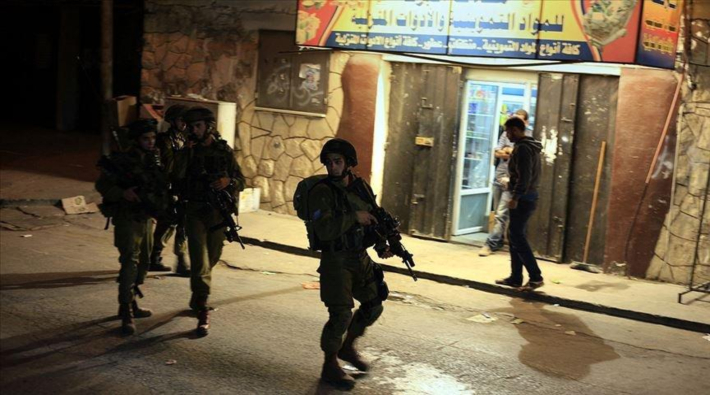 İsrail askerleri 29 Filistinliyi gözaltına aldı
