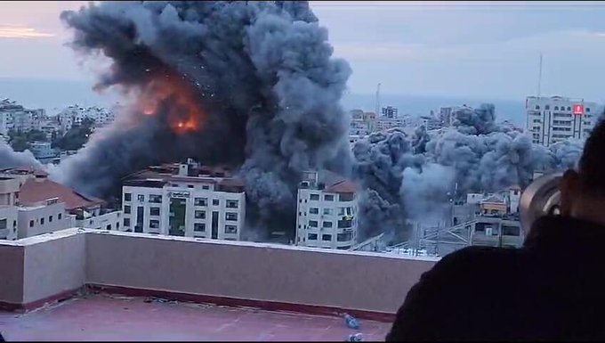 İsrail: Hamas'a ait 4 büyük binayı vurduk